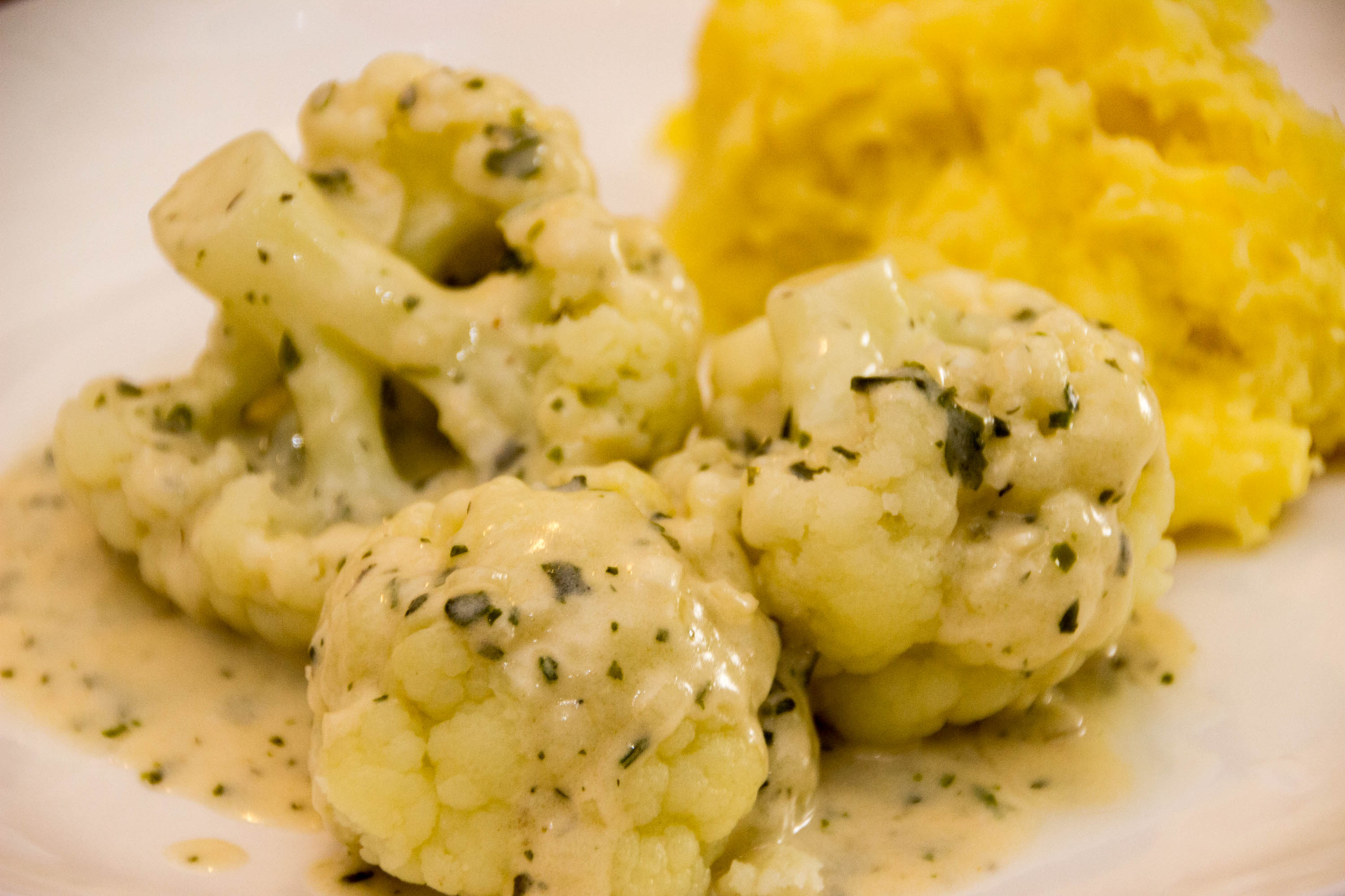 Rezept: Blumenkohl mit Kartoffeln und Kräuter-Käsesauce | Küchen-Wiki.de