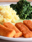 Kinderessen, Fischstäbchen mit Kartoffelpüree und Spinat