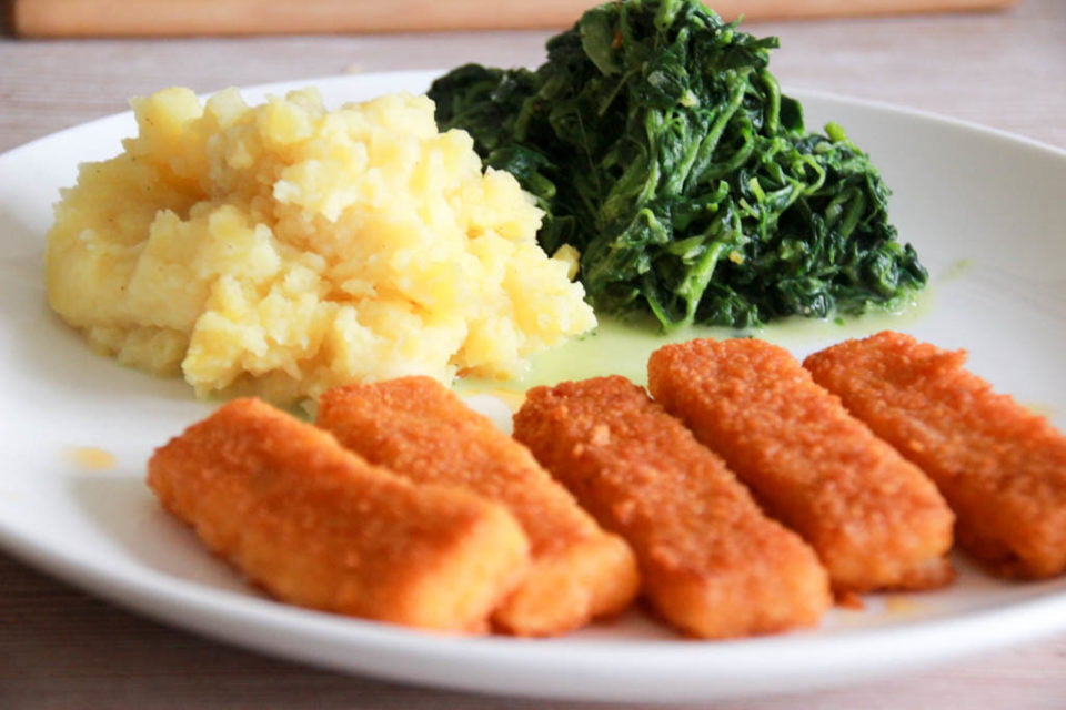 Rezept: Fischstäbchen mit Spinat und Stampfkartoffeln | Küchen-Wiki.de