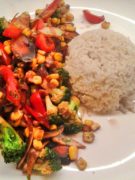 Gemüsepfanne mit Brokkoli und Reis