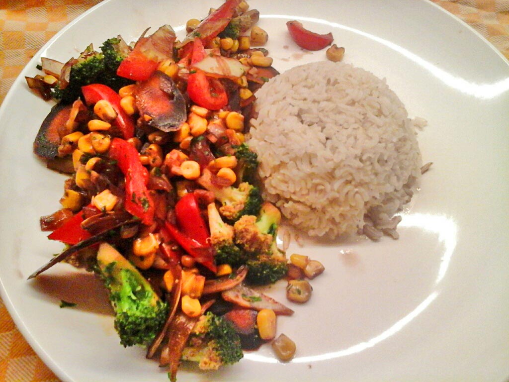 Gemüsepfanne mit Brokkoli und Reis