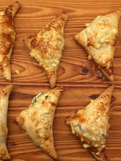 Blätterteigtaschen mit Blattspinat und Feta