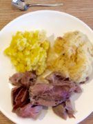 Baziplatte: Eisbein mit Sauerkraut und Kartoffelpüree
