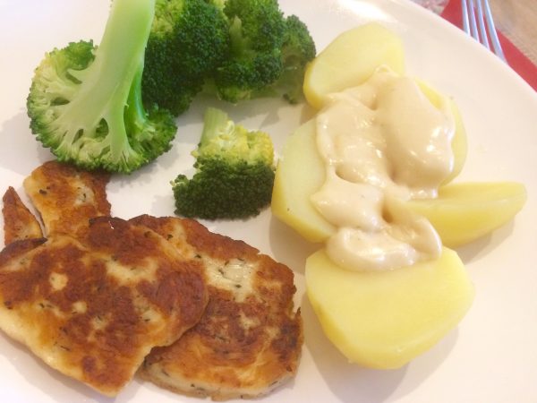 Broccoli mit Kartoffeln, Sauce und gebratenem Haloumi