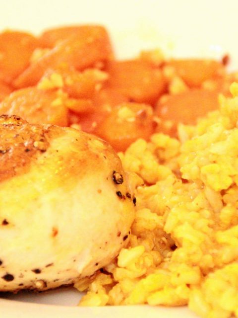 Hähnchenbrustfilet mit Curryreis und Möhren mit gehackten Pinienkernen