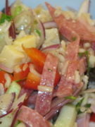 Reissalat mit Schinken und Salami