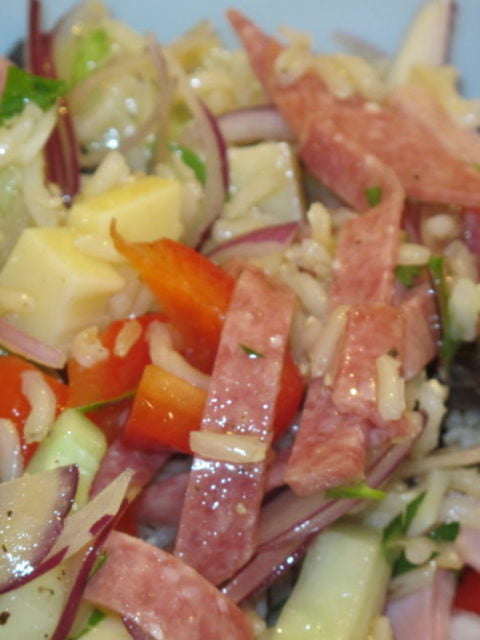 Reissalat mit Wurst und Käse