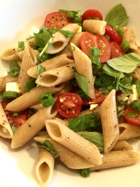 Penne con Aglio i Olio mit Feta und Basilikum