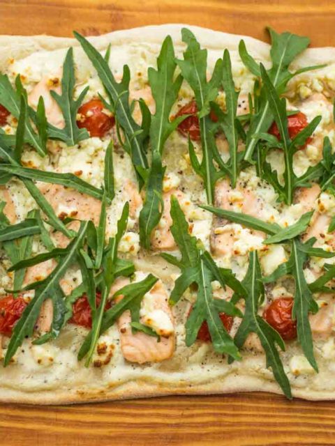 Flammkuchen mit Lachs, Kirschtomaten, Feta , Rucola und Honig