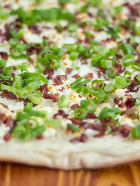 Flammkuchen mit Schinken, Feta und Frühlingszwiebeln
