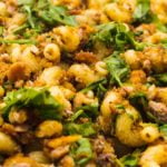 Pasta mit Sardinen, Semmelbröseln, Rucola, Knoblauch und Chili